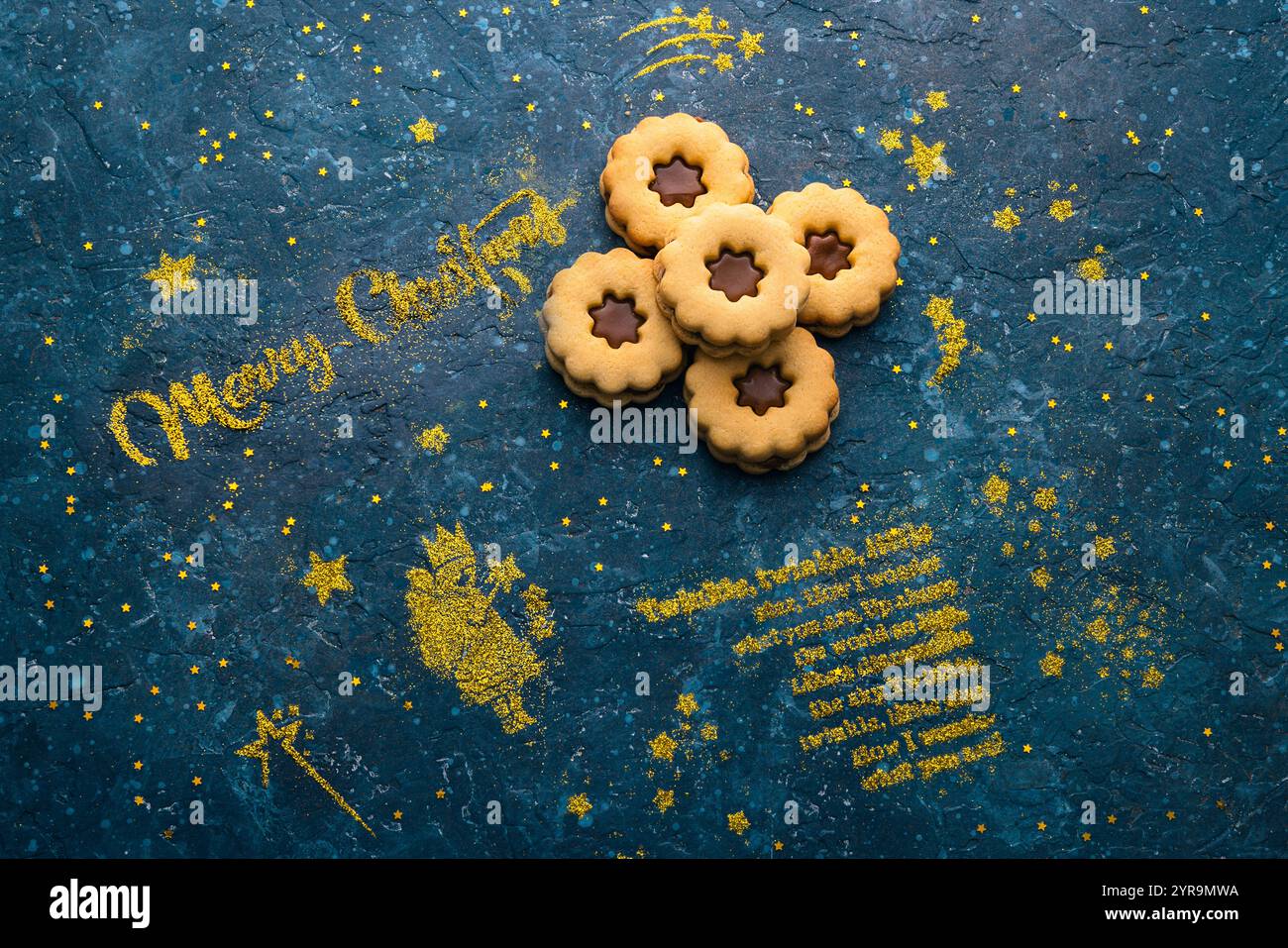 Traditionelle Weihnachts-Linzer-Kekse österreichische oder deutsche Kekse mit Mürbteig und Marmelade füllenden saisonalen Feiertagshintergrund Stockfoto