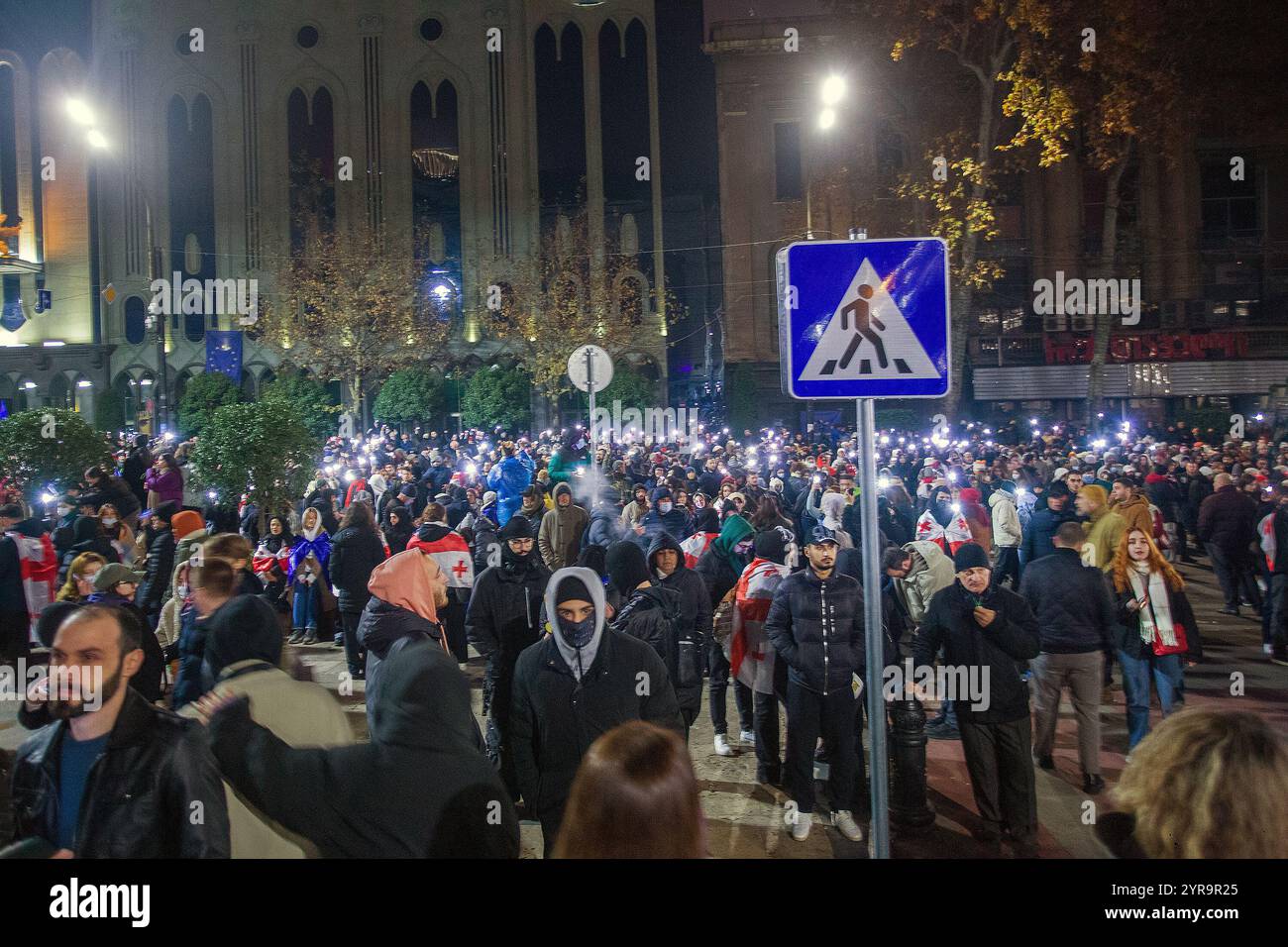 12-01-2024 TBILISI GE die Gesichter junger Menschen (meist) in der Nähe des georgischen parlaments= щт Кгыефмуд фмутгу - Sie sind am 4. Tag der Demonstration müde Stockfoto