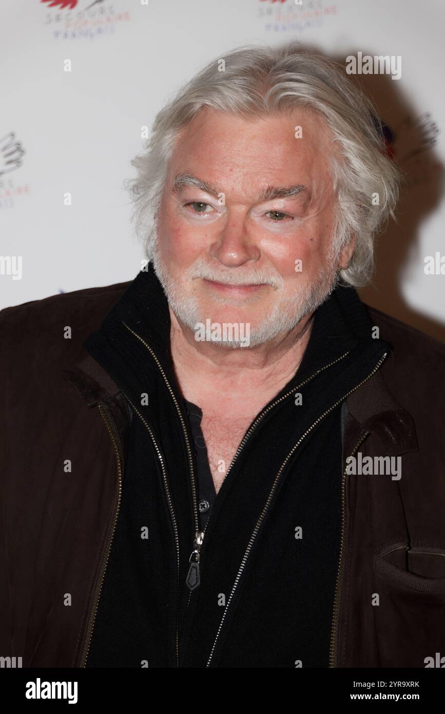 Paris, Frankreich. Dezember 2024. Christian Rauth besucht die Green Santas Gala mit dem französischen Secours Populaire Francais am 2. Dezember 2024 im Museum of Fairground Arts in Paris. Quelle: Bernard Menigault/Alamy Live News Stockfoto