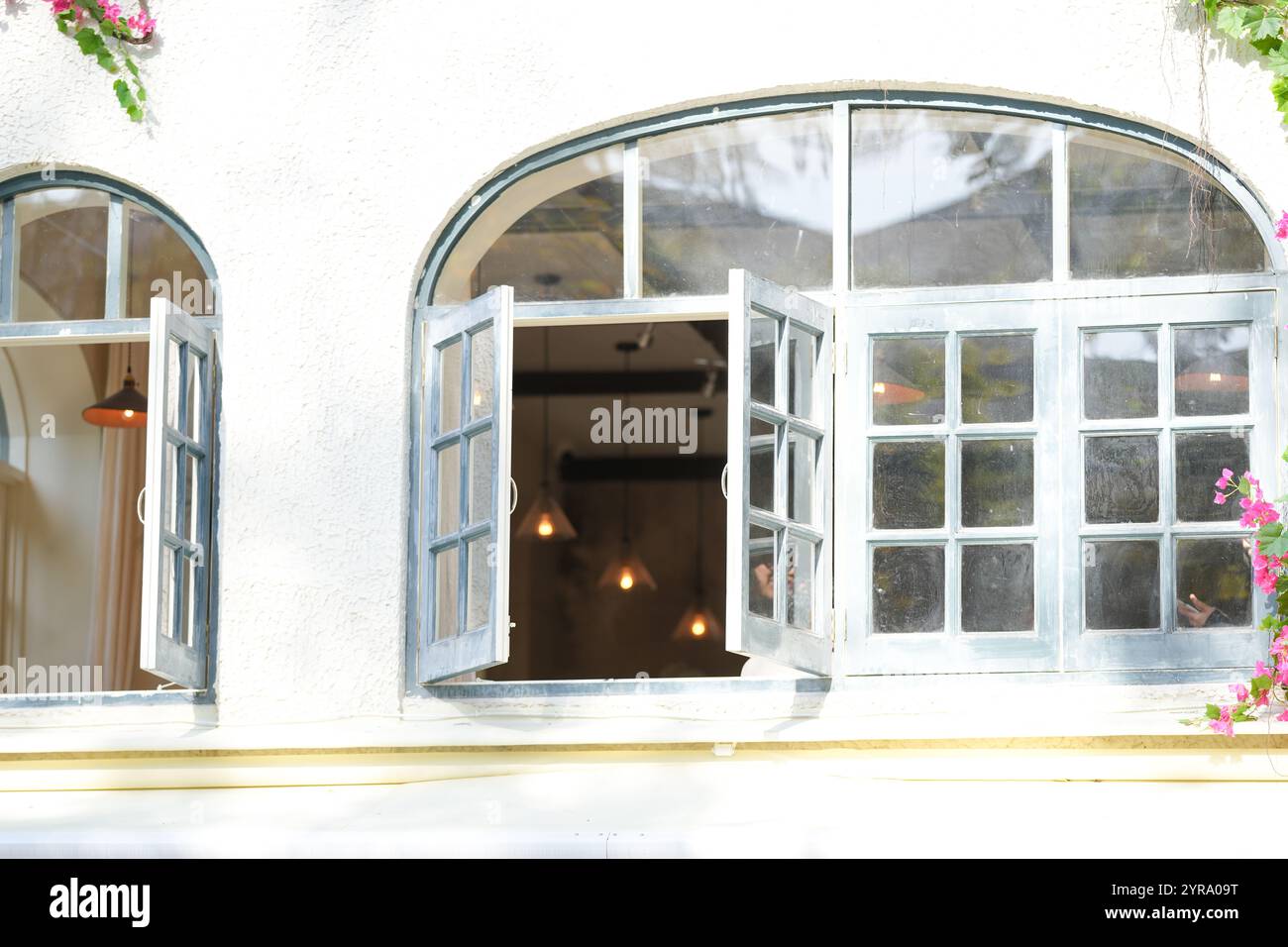 Ein schönes Café-Gebäude, das zu Weihnachten in der Innenstadt von Shanghai, China, dekoriert ist. Dezember 2024. Stockfoto Ein schönes Café-Gebäude, das zu Weihnachten in der Innenstadt von Shanghai, China, dekoriert ist. Dezember 2024. Stockfoto