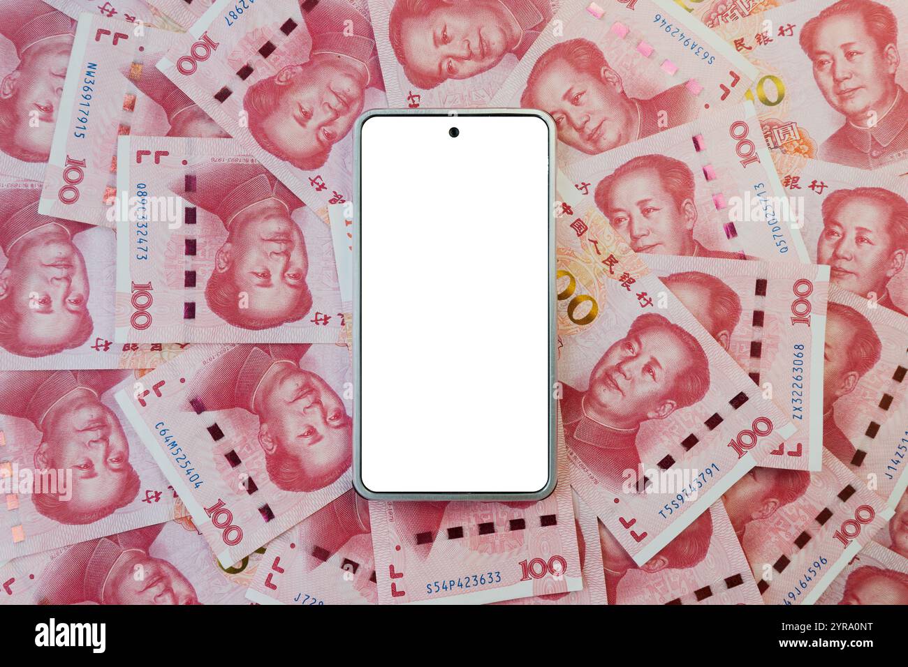 Weißer schwarzer Smartphone-Bildschirm für Text und Design. Das Konzept der Akkumulierung von Rentabilität und Erträgen über ein Smartphone. Chinesischer Yuan und klug Stockfoto