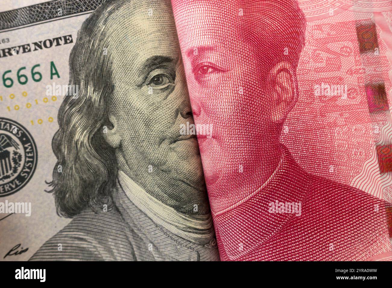 Amerika-Dollar- und Yuan-Banknote mit USA- und China-Flaggen. Es ist ein Symbol für die Krise des Zollhandels zwischen dem größten Wirtschaftsland der Welt. Stockfoto