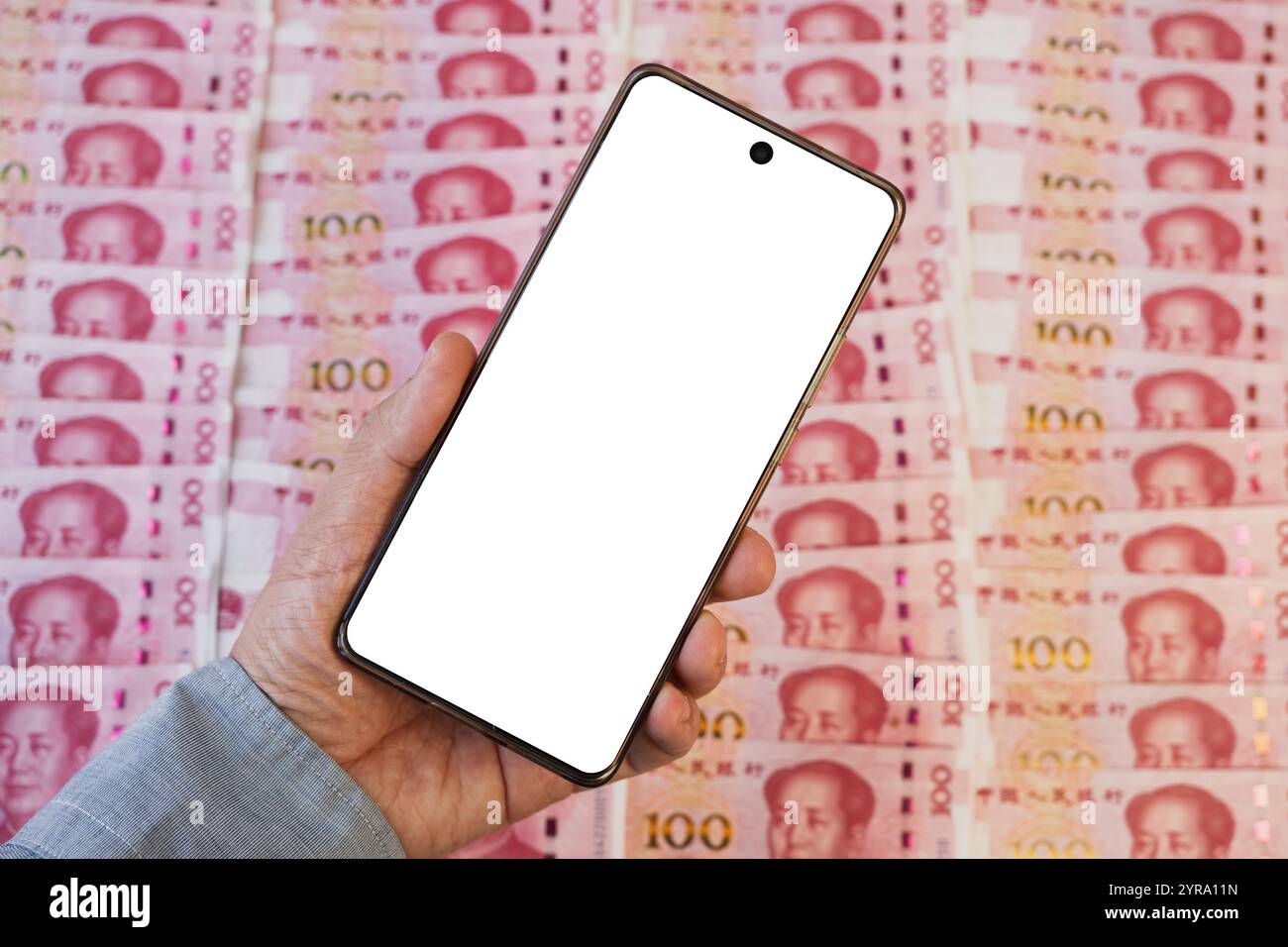 Weißer schwarzer Smartphone-Bildschirm für Text und Design. Das Konzept der Akkumulierung von Rentabilität und Erträgen über ein Smartphone. Chinesischer Yuan und klug Stockfoto