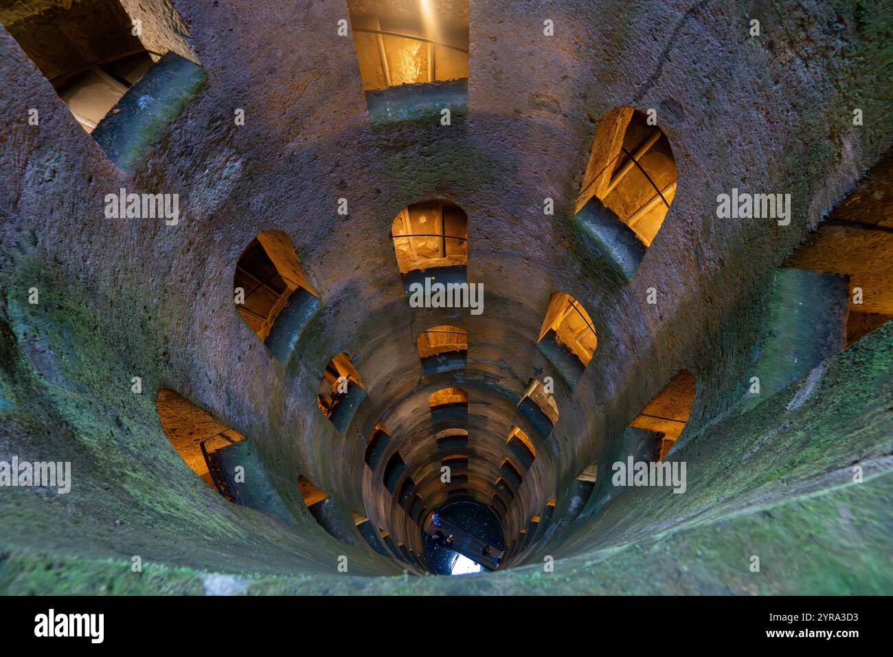 Blick hinunter auf den 54 Meter tiefen St. Patrick's Brunnen, erbaut 1527, in der auf einem Hügel gelegenen Stadt Orvieto, Italien. Stockfoto