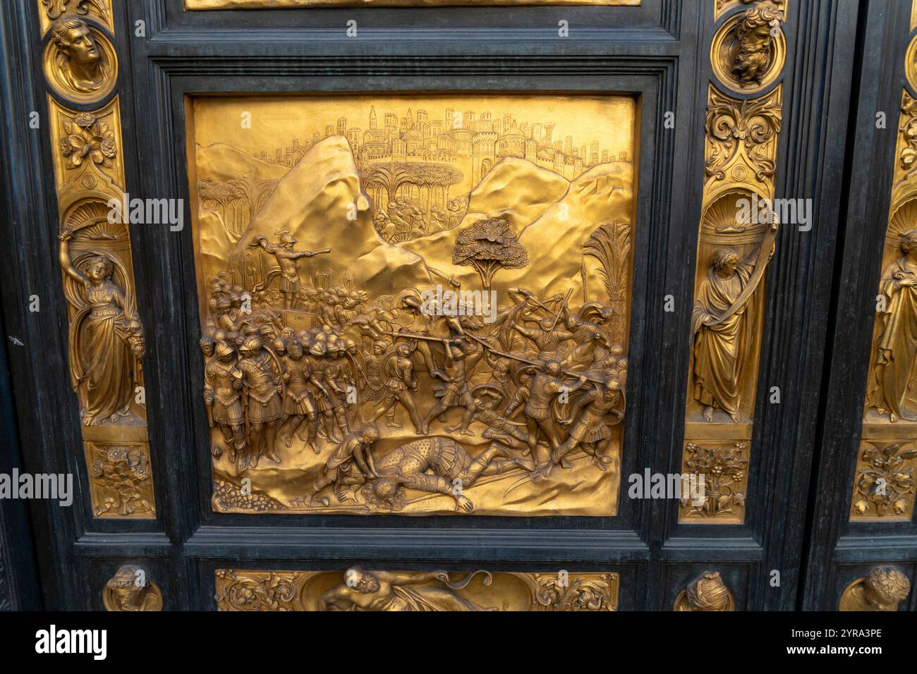 Biblische Szenen an den Toren des Paradieses oder Osttüren des Johannitertauftaufers in Florenz, Italien. Auf dieser Tafel wird David dargestellt, der Goliath tötet. Stockfoto