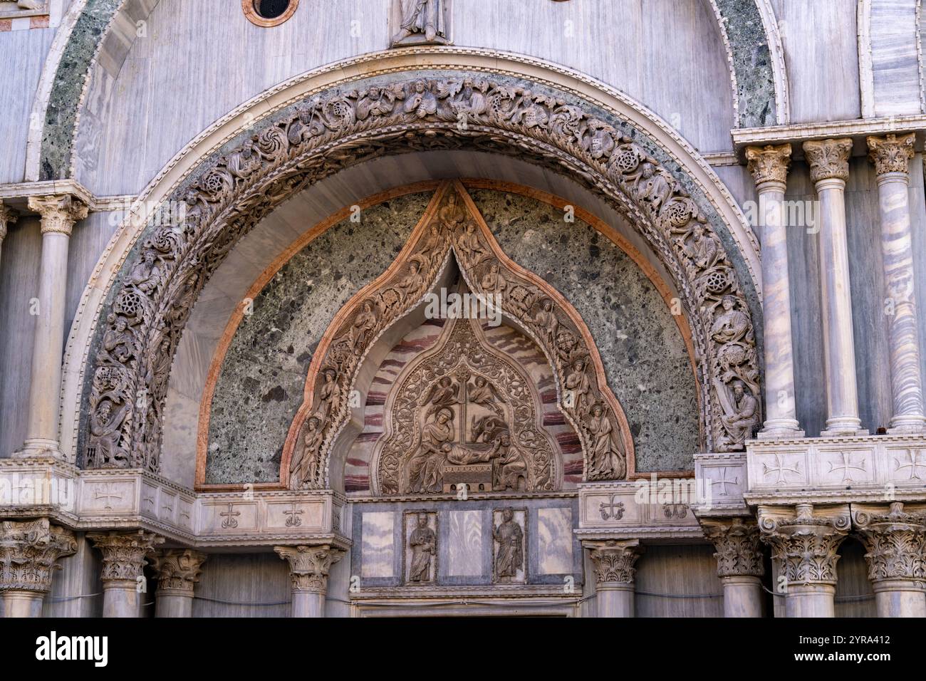 Kunstvoller maurischer Bogen über dem Eingang an der Nordfassade des Markusdoms in Venedig, Italien. Stockfoto