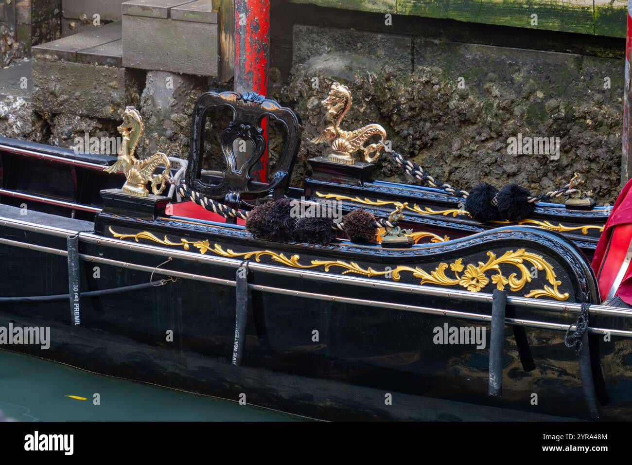 Detail einer Gondel in Venedig, Italien, mit Messingseepferdchen. Stockfoto