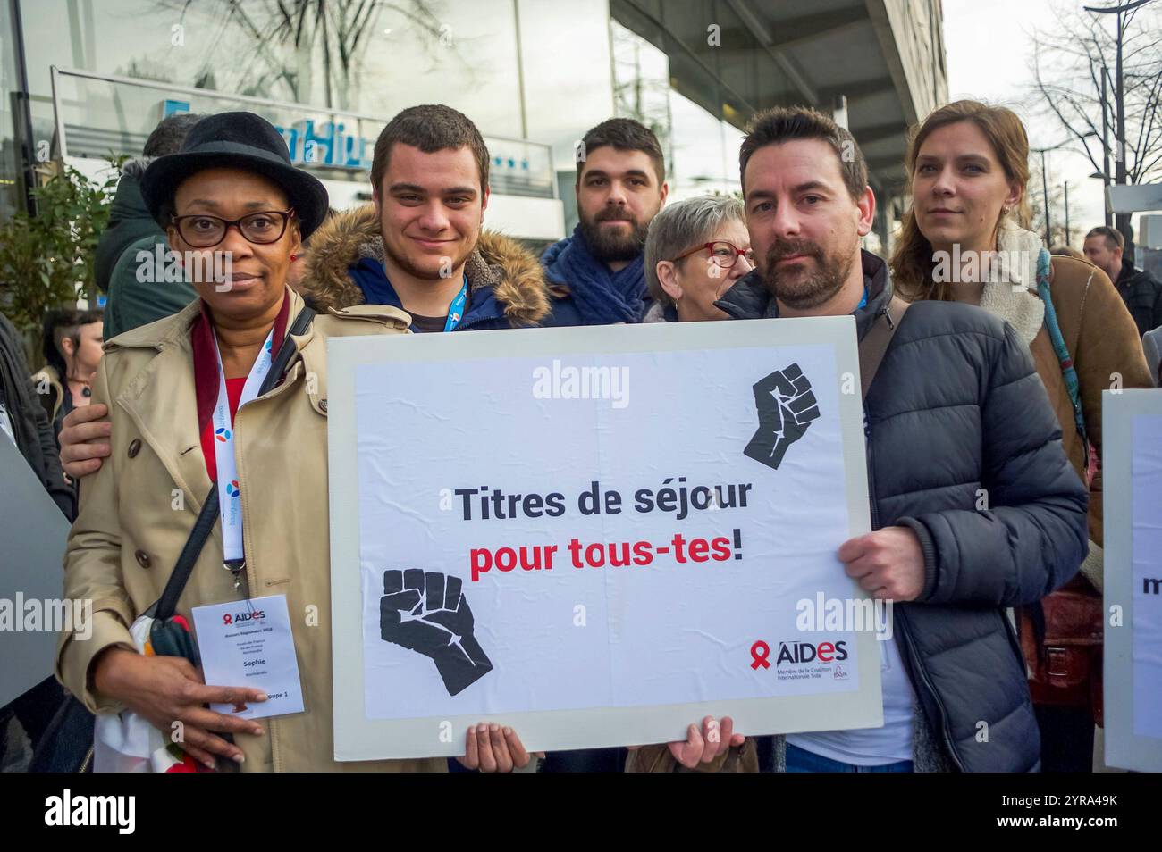 Paris, Frankreich, Gruppe Leute, AIDS-Aktivisten, von AIDES NGO Organisation Demonstration, Migrantenrechte, halten Protestzeichen, Front Stockfoto