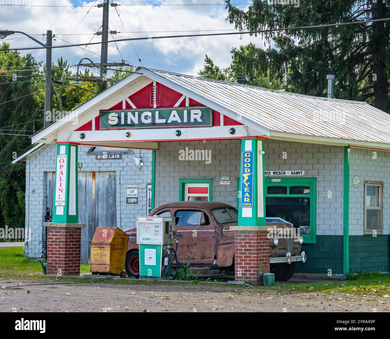 Oldtimer geparkt in L.A. Wesch 1920s Sinclair Tankstelle, Sandusky, Michigan Stockfoto
