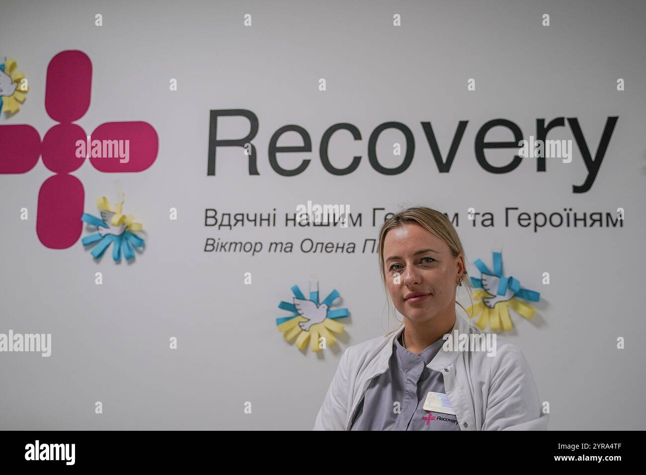 Yevhen Wasyliev / Le Pictorium - Rehabilitationszentrum Recovery - 27/11/2024 - Ukraine / Odessa Oblast / Odessa - Recovery ist ein Netzwerk von Zentren, die von Elena und Victor Pinchuk gegründet wurden, um die Rehabilitation und Erholung von Soldaten und Frauen, die ein Minensprungtrauma erlitten haben, zu ermöglichen. Jedes Zentrum ist mit den neuesten und modernsten medizinischen Geräten ausgestattet, Physiotherapie, Kinesiotherapie, Hardware-Physiotherapie, Ergotherapie, psychologische Unterstützungsräume und Inklusivstationen. In den letzten zwei Jahren wurden im ganzen Land 15 von 18 geplanten Rehabilitationszentren eingerichtet. 2 Stück Stockfoto