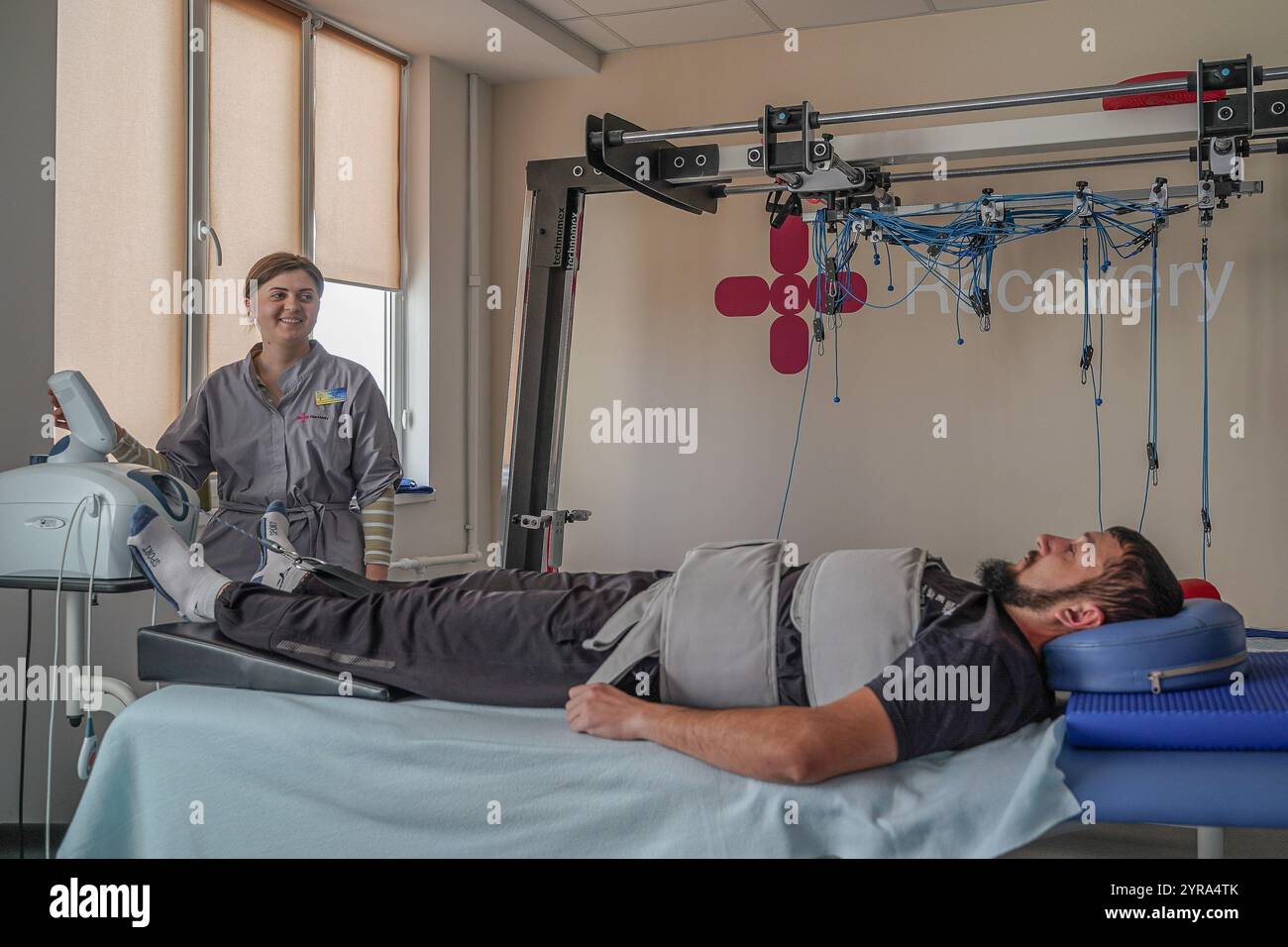 Yevhen Wasyliev / Le Pictorium - Rehabilitationszentrum Recovery - 27/11/2024 - Ukraine / Odessa Oblast / Odessa - Recovery ist ein Netzwerk von Zentren, die von Elena und Victor Pinchuk gegründet wurden, um die Rehabilitation und Erholung von Soldaten und Frauen, die ein Minensprungtrauma erlitten haben, zu ermöglichen. Jedes Zentrum ist mit den neuesten und modernsten medizinischen Geräten ausgestattet, Physiotherapie, Kinesiotherapie, Hardware-Physiotherapie, Ergotherapie, psychologische Unterstützungsräume und Inklusivstationen. In den letzten zwei Jahren wurden im ganzen Land 15 von 18 geplanten Rehabilitationszentren eingerichtet. 2 Stück Stockfoto
