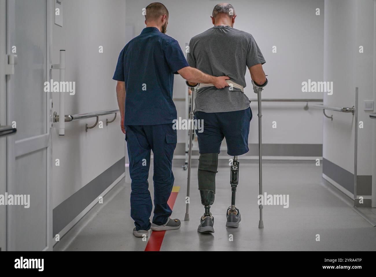 Yevhen Wasyliev / Le Pictorium - Rehabilitationszentrum Recovery - 27/11/2024 - Ukraine / Odessa Oblast / Odessa - Recovery ist ein Netzwerk von Zentren, die von Elena und Victor Pinchuk gegründet wurden, um die Rehabilitation und Erholung von Soldaten und Frauen, die ein Minensprungtrauma erlitten haben, zu ermöglichen. Jedes Zentrum ist mit den neuesten und modernsten medizinischen Geräten ausgestattet, Physiotherapie, Kinesiotherapie, Hardware-Physiotherapie, Ergotherapie, psychologische Unterstützungsräume und Inklusivstationen. In den letzten zwei Jahren wurden im ganzen Land 15 von 18 geplanten Rehabilitationszentren eingerichtet. 2 Stück Stockfoto