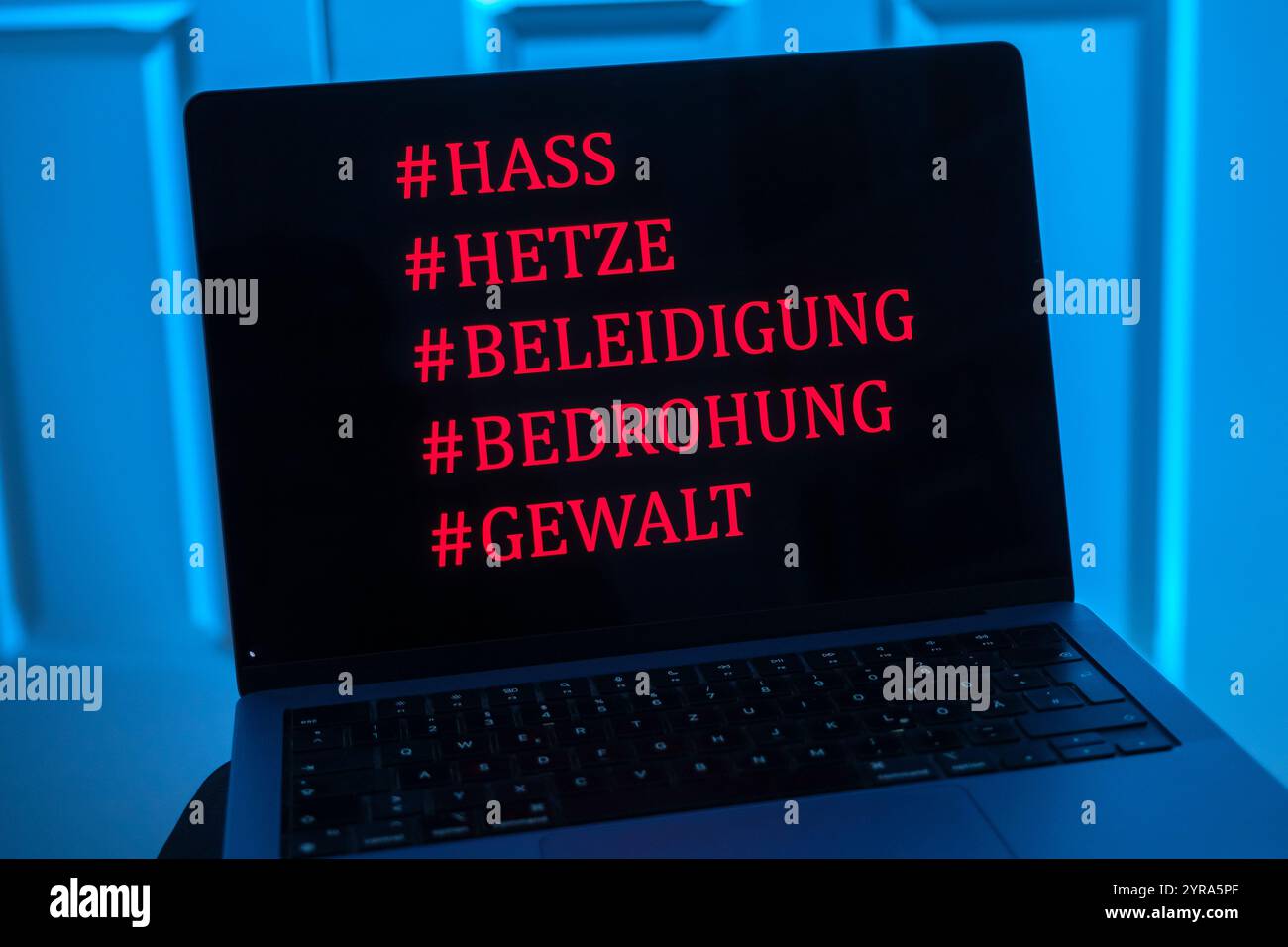 Symbolisches Foto zum Thema Hass, Hassrede und Beleidigung im Internet Stockfoto