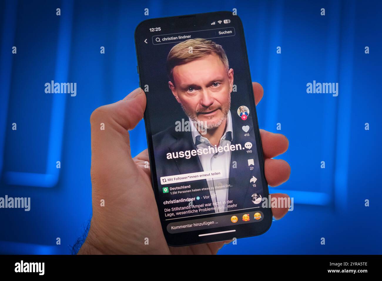 Hand mit Handy auf dem TikTok-Kanal von Christian Lindner (FDP) Stockfoto