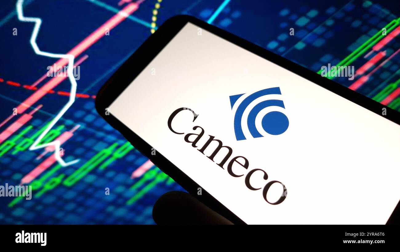 Konskie, Polen – 02. Dezember 2024: Das Firmenlogo von Cameco wird auf dem Mobiltelefon angezeigt Stockfoto