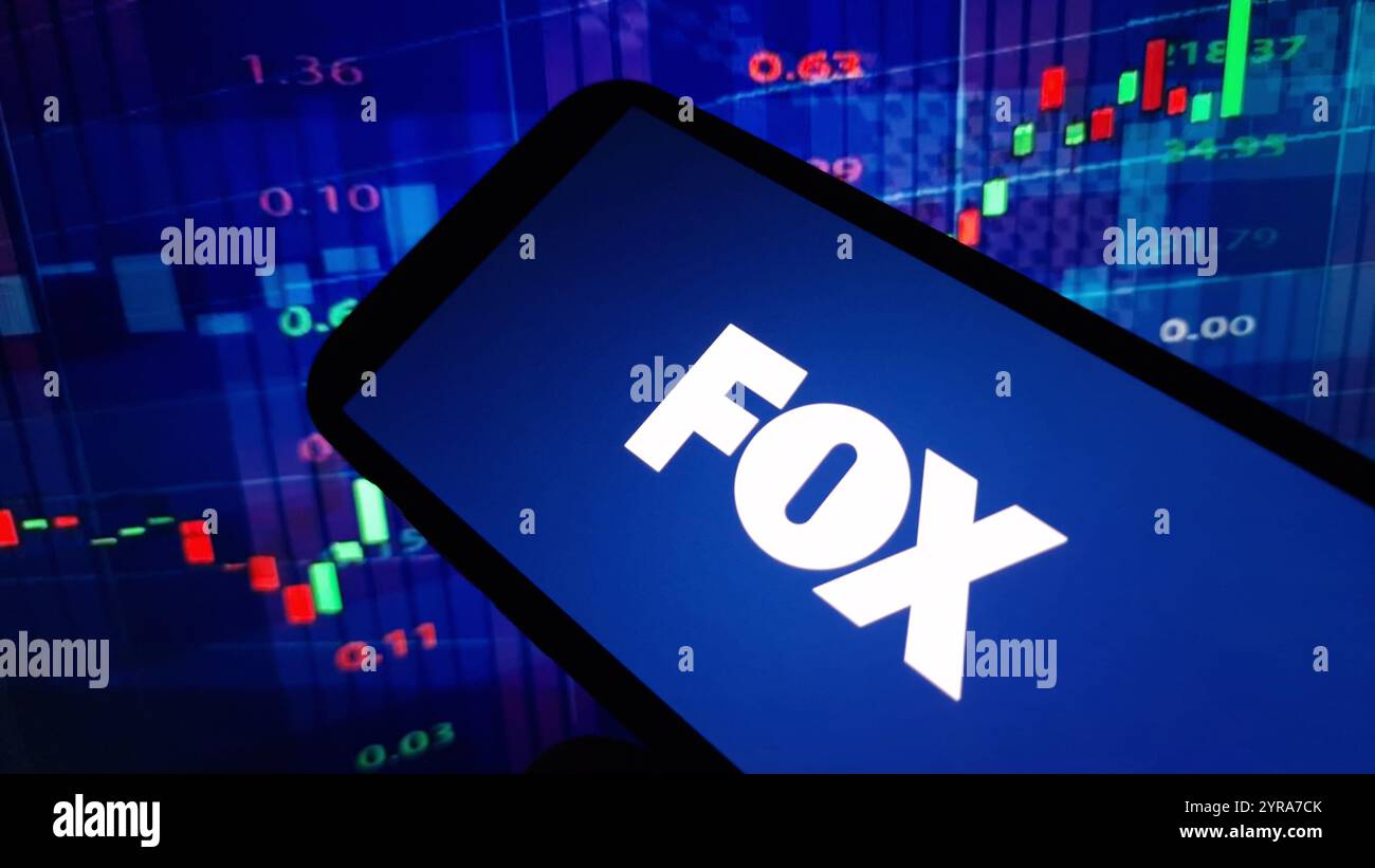 Konskie, Polen – 02. Dezember 2024: Logo der Fox Corporation auf dem Mobiltelefon Stockfoto