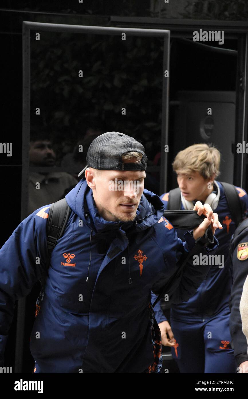 Fotografias del RC Celta de Vigo bajando del Bus y entrando al Hotel Stockfoto