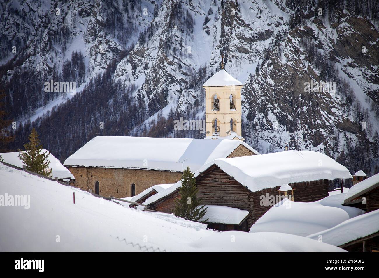 Curemonte (Südfrankreich): Dorf erhielt das Label „Plus beaux Villages de France“ (die schönsten Dörfer Frankreichs). Häuser mit Schneedecke Stockfoto