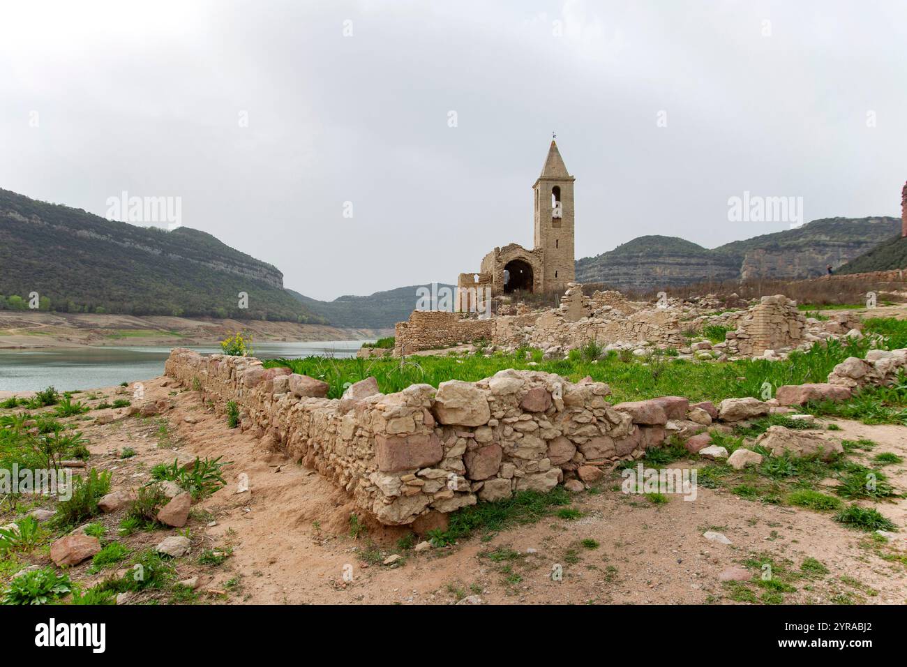 Spanien, Dürre in Katalonien. Sehr niedriger Füllstand des Sau-Stausees am 07. April 2024. Überreste des versunkenen Dorfes Sant Roma de Sau sichtbar durch W Stockfoto