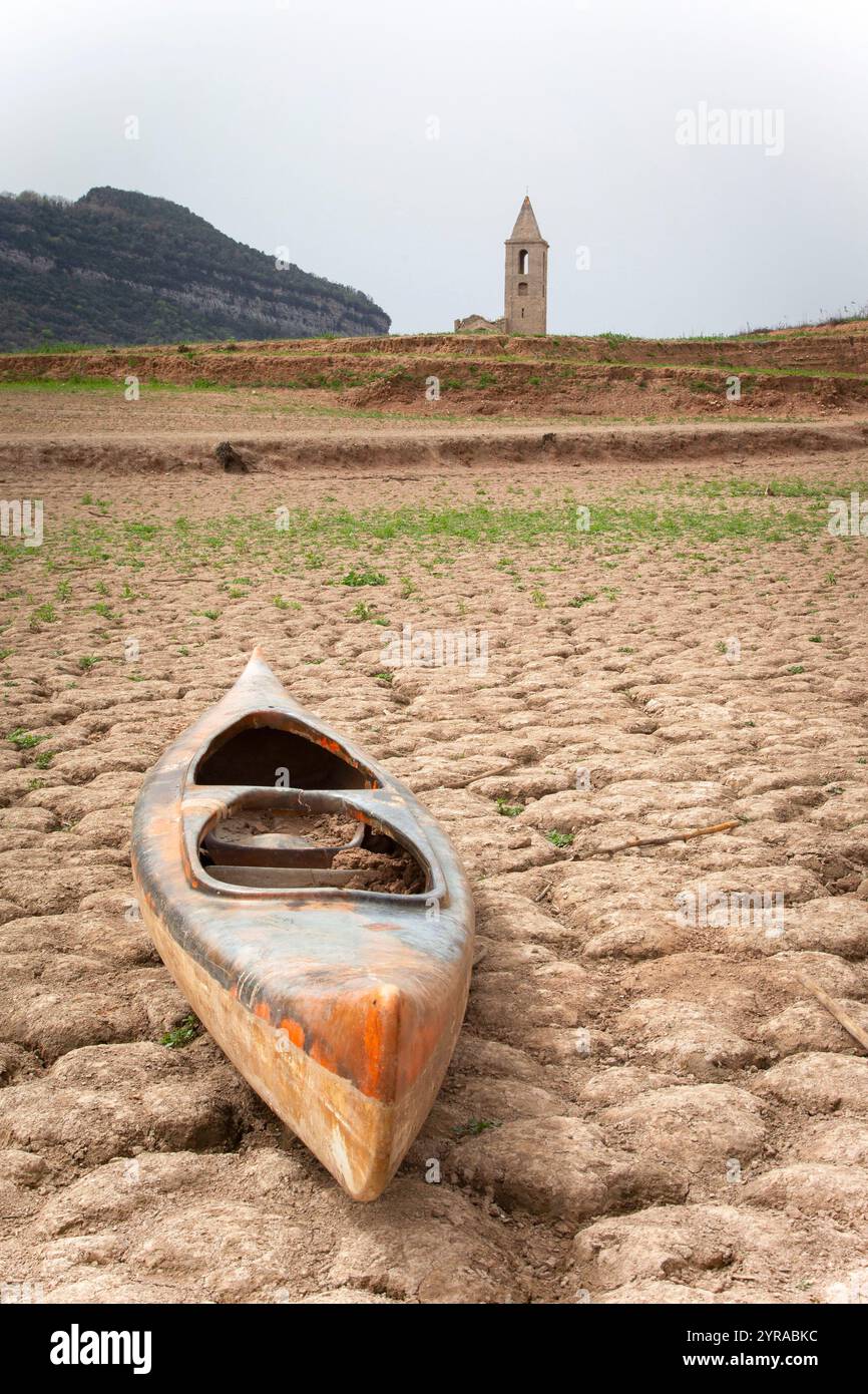 Spanien, Dürre in Katalonien. Sehr niedriger Füllstand des Sau-Stausees am 07. April 2024. Überreste des versunkenen Dorfes Sant Roma de Sau sichtbar durch W Stockfoto