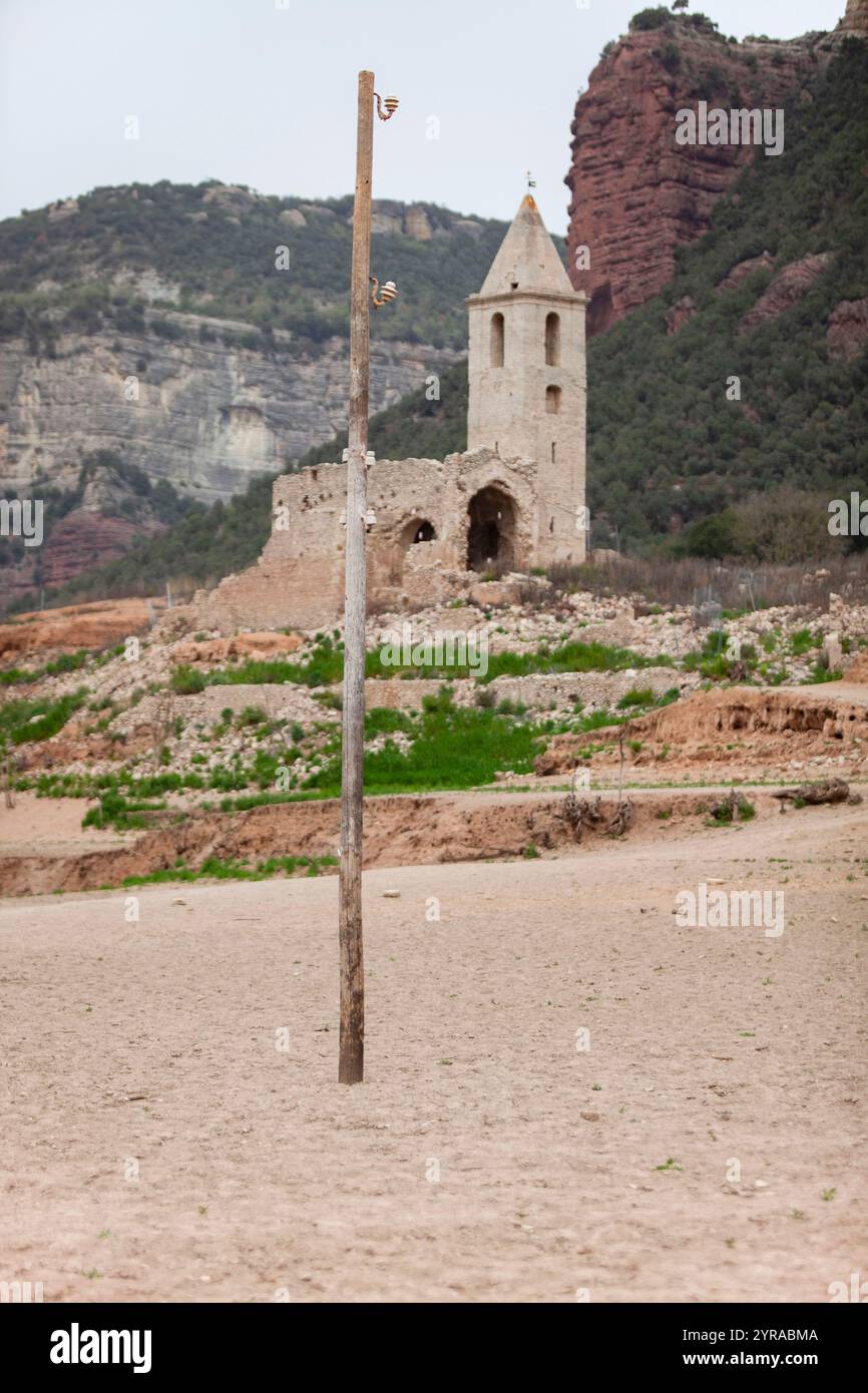 Spanien, Dürre in Katalonien. Sehr niedriger Füllstand des Sau-Stausees am 07. April 2024. Überreste des versunkenen Dorfes Sant Roma de Sau sichtbar durch W Stockfoto
