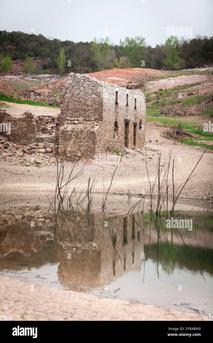 Spanien, Dürre in Katalonien. Sehr niedriger Füllstand des Sau-Stausees am 07. April 2024. Überreste des versunkenen Dorfes Sant Roma de Sau sichtbar durch W Stockfoto