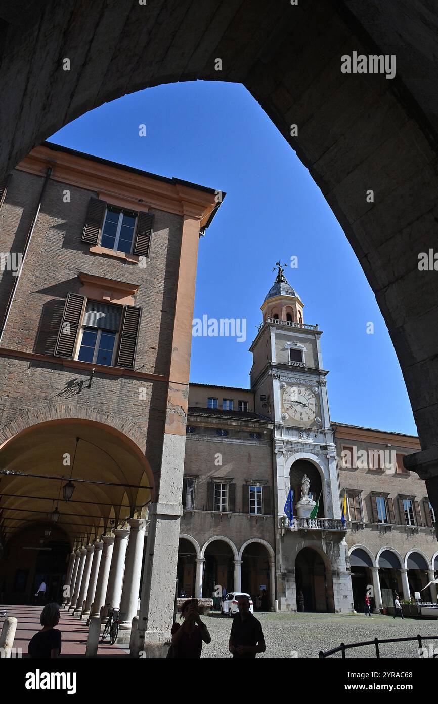 Italien, Modena: campanile des Glockenturms „Torre della Ghirlandina“ und Piazza Grande, Platz mit Arkaden *** örtlicher Bildunterschrift *** Stockfoto