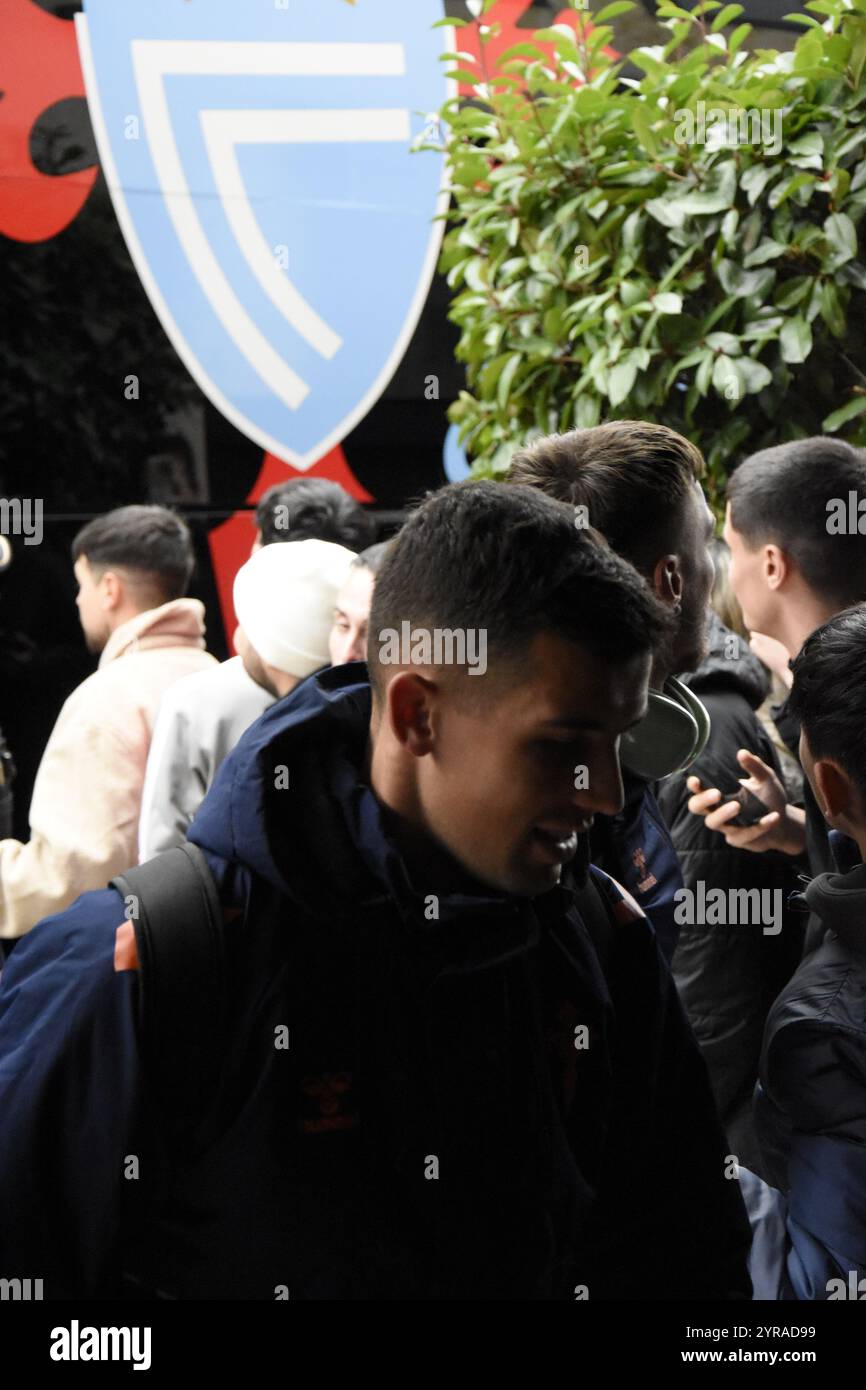 Fotografias del RC Celta de Vigo bajando del Bus y entrando al Hotel Stockfoto