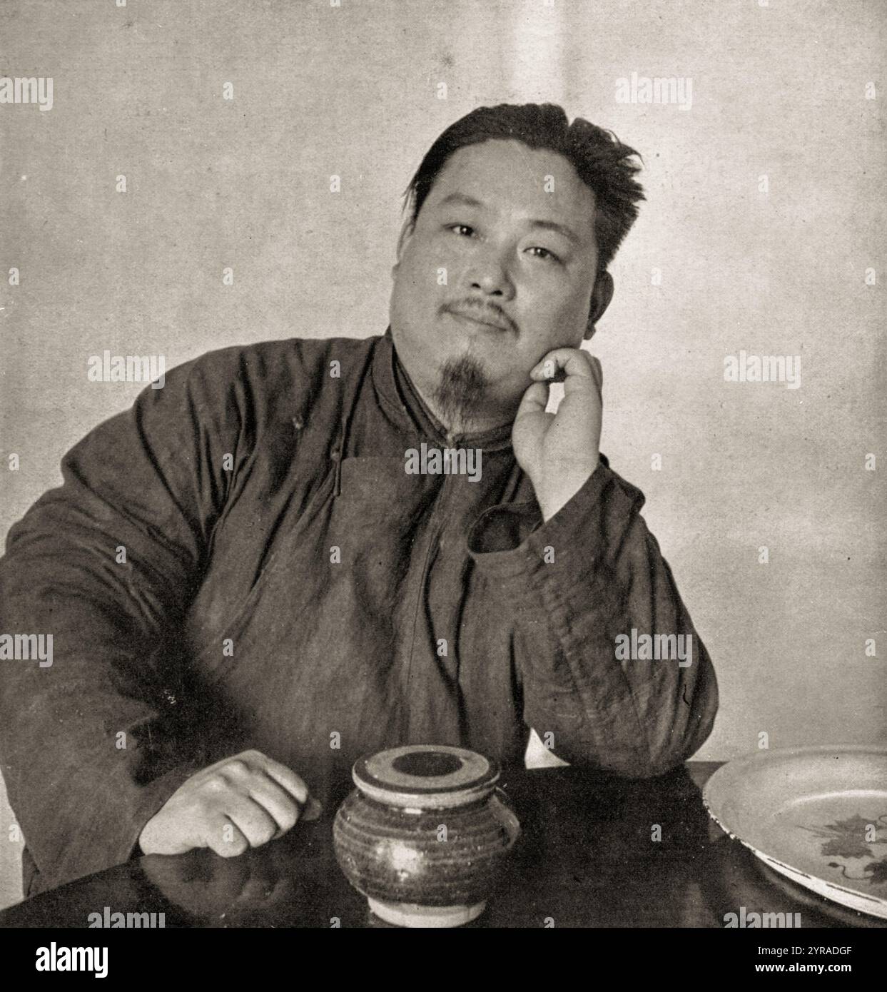 Dichter Lu Qian (Lu Jiye), Foto von Cecil Beaton, veröffentlicht 1945 Stockfoto