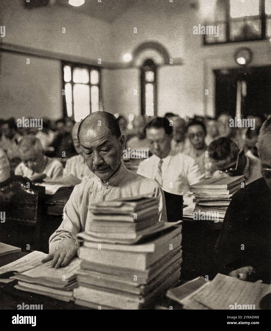 Herr Dai Jitao, Präsident des prüfungsrates, im Regierungsgebäude in Chongqing, Foto von Cecil Beaton, veröffentlicht 1945 Stockfoto
