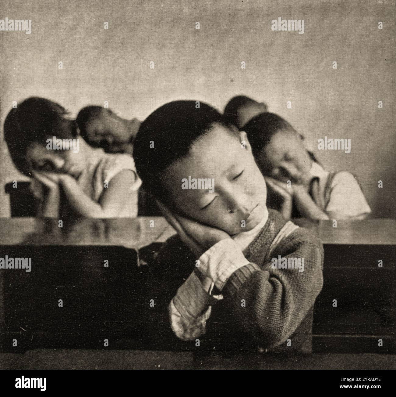 Kinder von Flüchtlingsregierungsbeamten an der Co-Education-Schule Shandong, Foto von Cecil Beaton, veröffentlicht 1945 Stockfoto