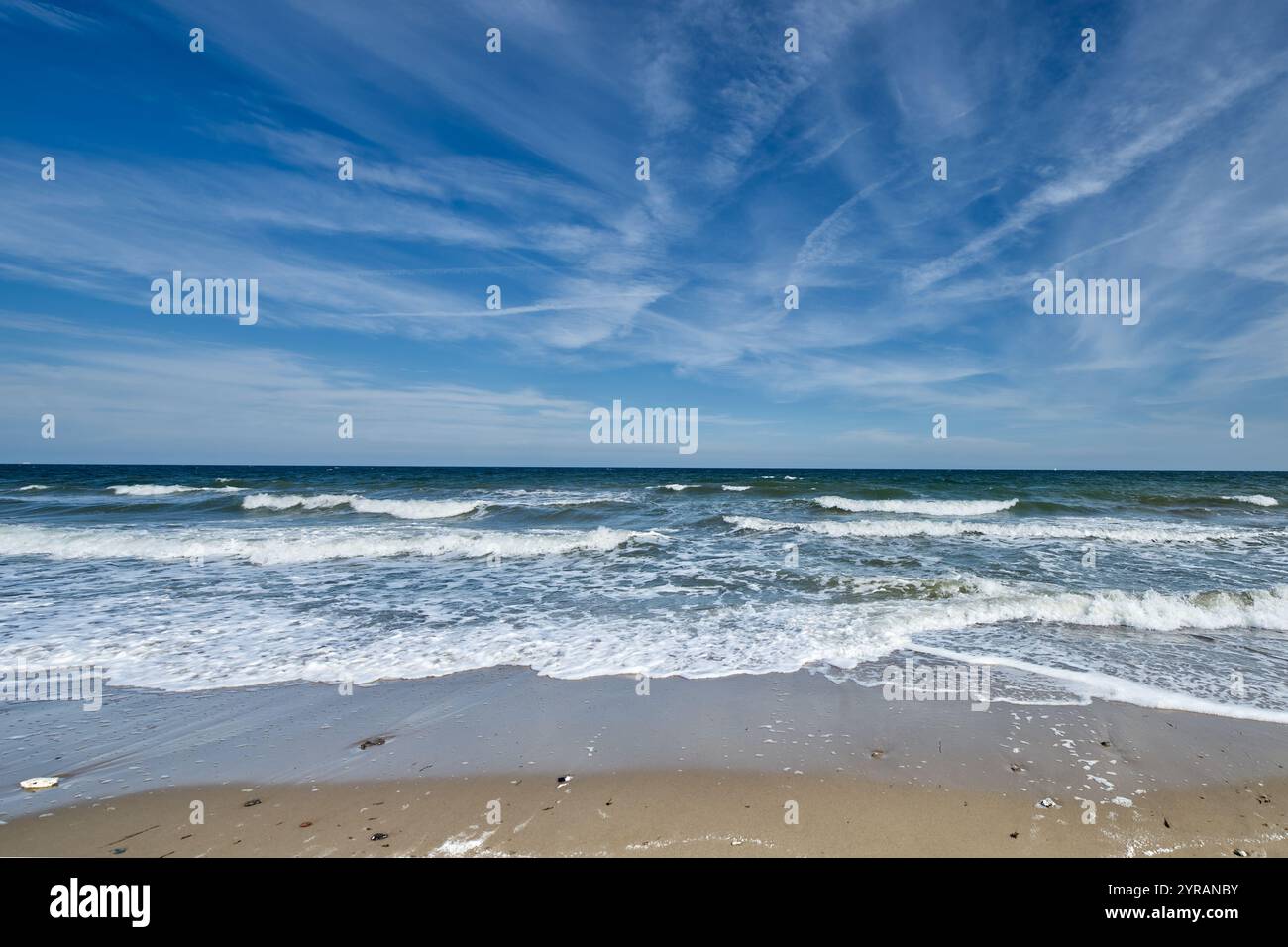 Sandstrand im Sommer mit klarem Blick auf die Ostsee bei schönem Wetter Stockfoto