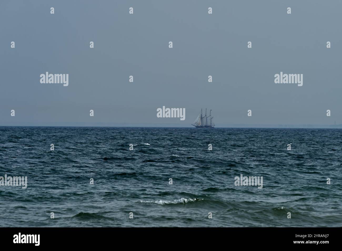 Blick auf die Ostsee mit einem dreiköpfigen Segelschiff im Hintergrund Stockfoto
