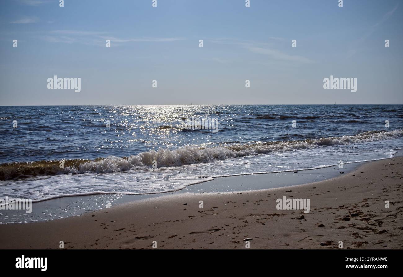 Schöne Aussicht entlang der Küstenlinie mit dem Sandstrand und der Steilküste mit seinen Kalksandsteinklippen bei Schönhagen, Ostsee, Deutschland Stockfoto