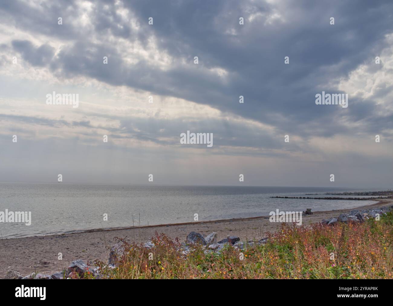 Blick vom Strand an die Ostsee und eine Steingroyne bei bewölktem Wetter auf Schönhagen, Kieler Bucht, Deutschland Stockfoto