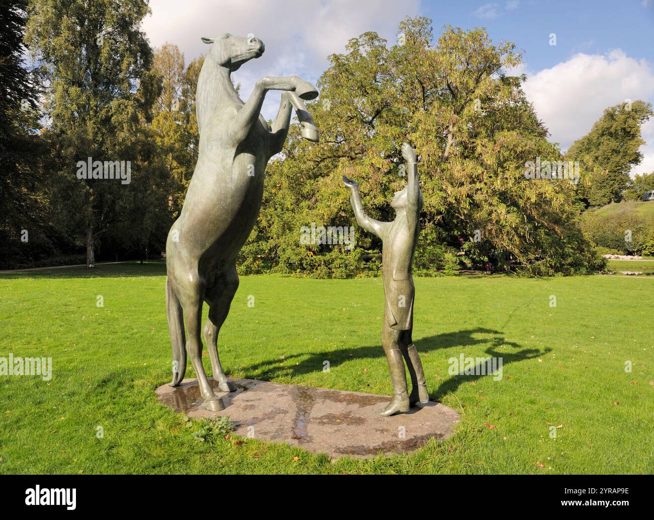 Pferdestatue von Ulrich Conrad mit dem Hengst Wohlklang und seinem Trainer Günter Nagel in Celle Stockfoto