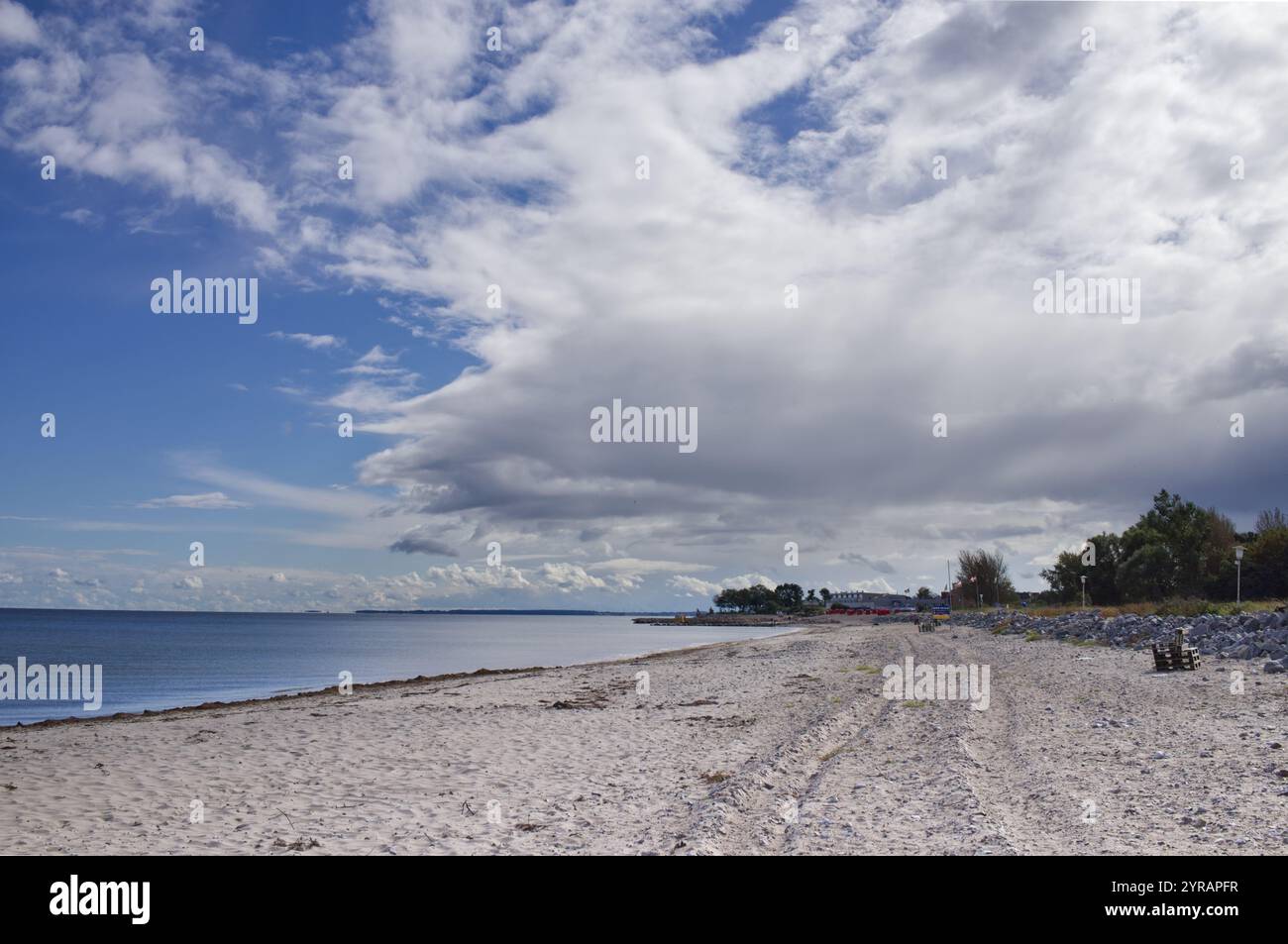 Weitwinkelblick in Richtung Süden entlang der Küstenlinie mit feinem Sandstrand an der Nordküste von Schönhagen, Ostsee, Deutschland Stockfoto