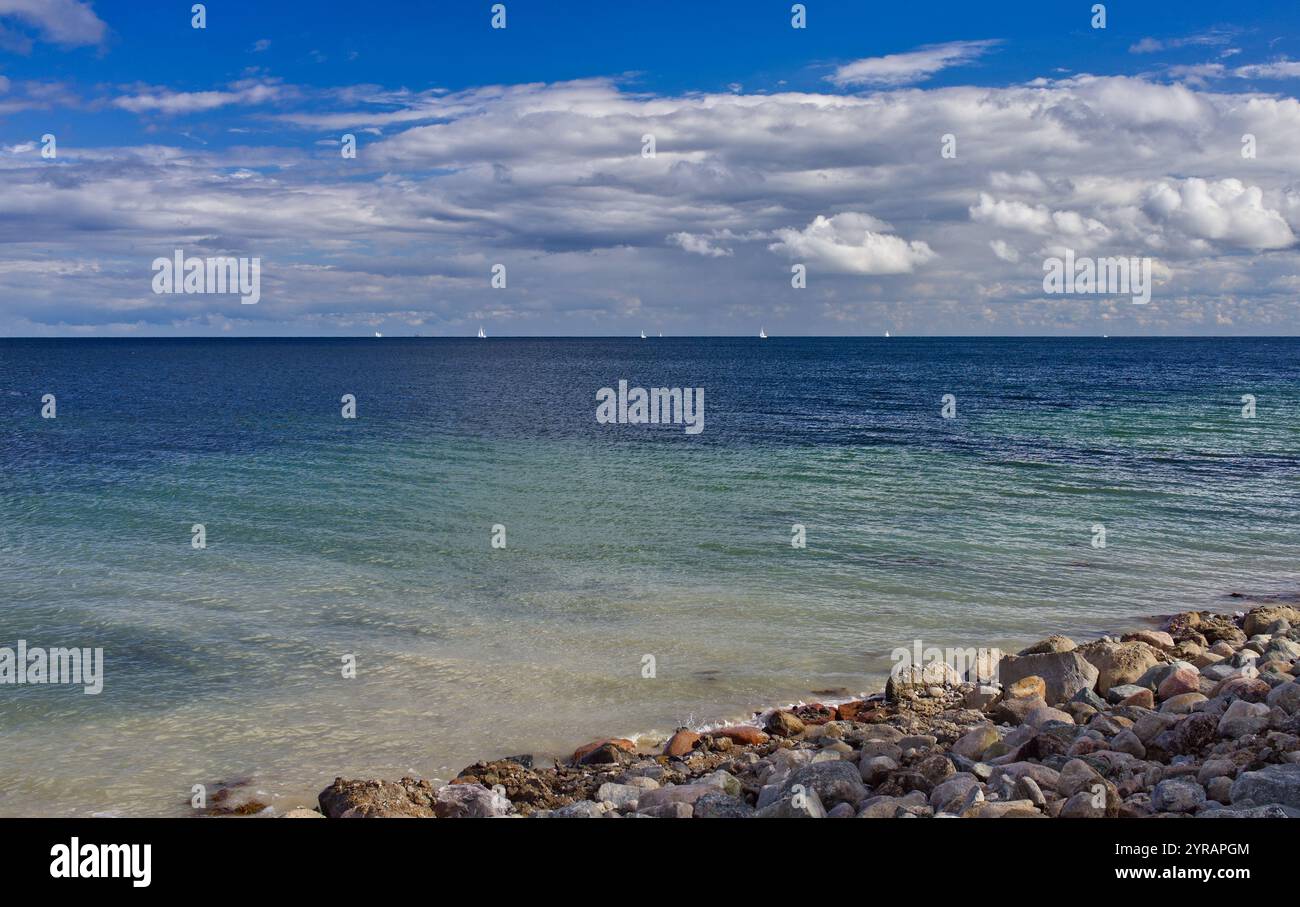Blick auf die blaue Ostsee an der Sandküste von Schönhagen, Schleswig-Holstein, Deutschland Stockfoto