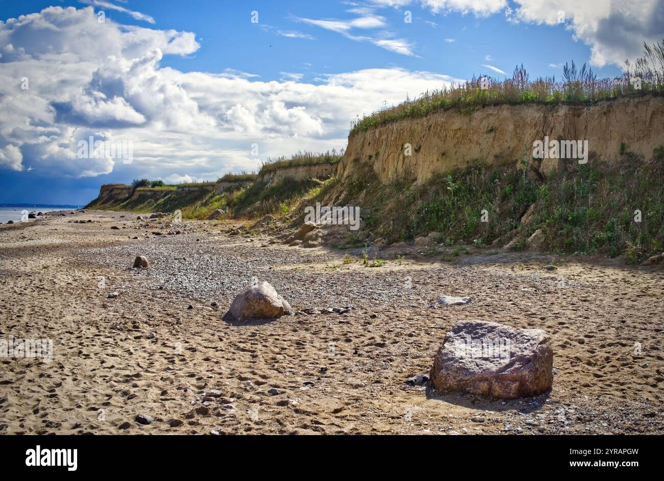 Schöne Aussicht entlang der Küstenlinie mit dem Sandstrand und der Steilküste mit seinen Kalksandsteinklippen bei Schönhagen, Ostsee, Deutschland Stockfoto