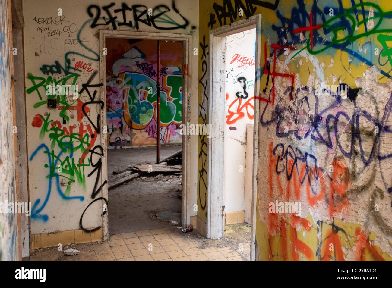 Yorkshire, Großbritannien: 31. Mai 2024 – das verlassene Castle College Sportgelände Umkleideräume steht vernachlässigt und mit Graffiti bedeckt Stockfoto