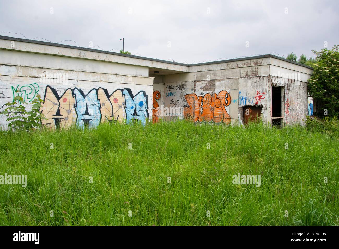 Yorkshire, Großbritannien: 31. Mai 2024 – das verlassene Castle College Sportgelände Umkleideräume steht vernachlässigt und mit Graffiti bedeckt Stockfoto