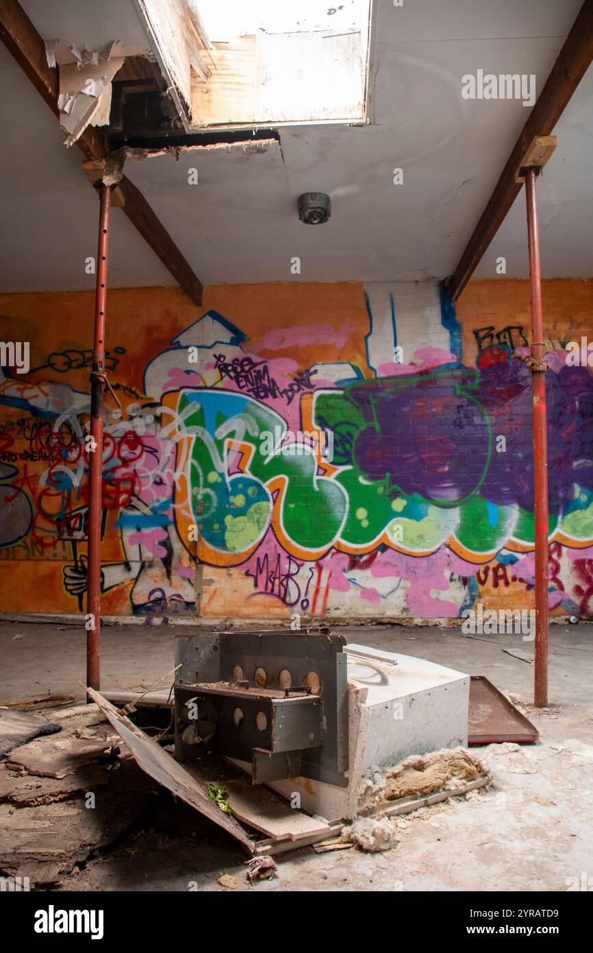 Yorkshire, Großbritannien: 31. Mai 2024 – das verlassene Castle College Sportgelände Umkleideräume steht vernachlässigt und mit Graffiti bedeckt Stockfoto