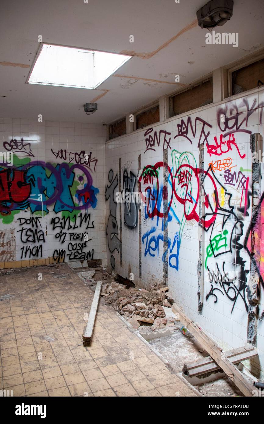 Yorkshire, Großbritannien: 31. Mai 2024 – das verlassene Castle College Sportgelände Umkleideräume steht vernachlässigt und mit Graffiti bedeckt Stockfoto