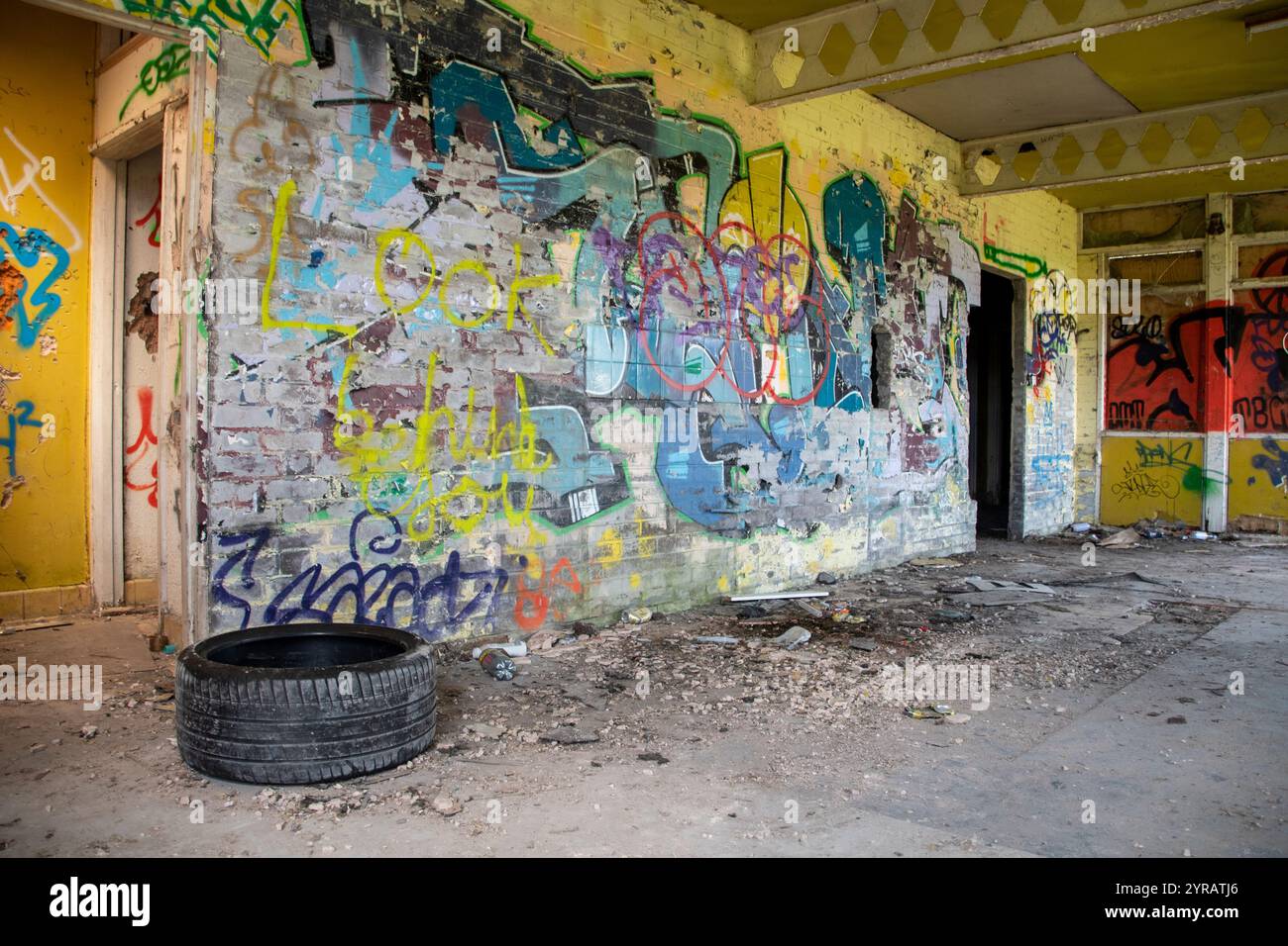 Yorkshire, Großbritannien: 31. Mai 2024 – verlassene Reifen-Graffiti-bedeckte Wand des vernachlässigten Castle College Sportplatzes Umkleideraum Gebäude Stockfoto
