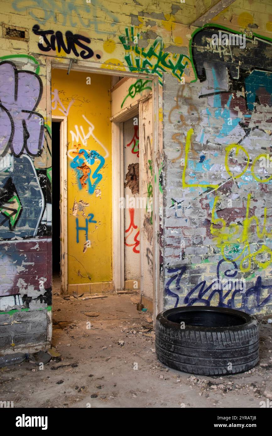 Yorkshire, Großbritannien: 31. Mai 2024 – verlassene Reifen-Graffiti-bedeckte Wand des vernachlässigten Castle College Sportplatzes Umkleideraum Gebäude Stockfoto