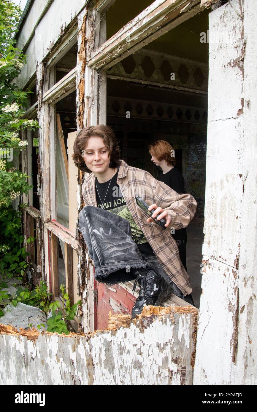 Yorkshire, Großbritannien: 31. Mai 2024 – zwei Teenager steigen aus dem verlassenen Umkleideraum des Castle College Stockfoto