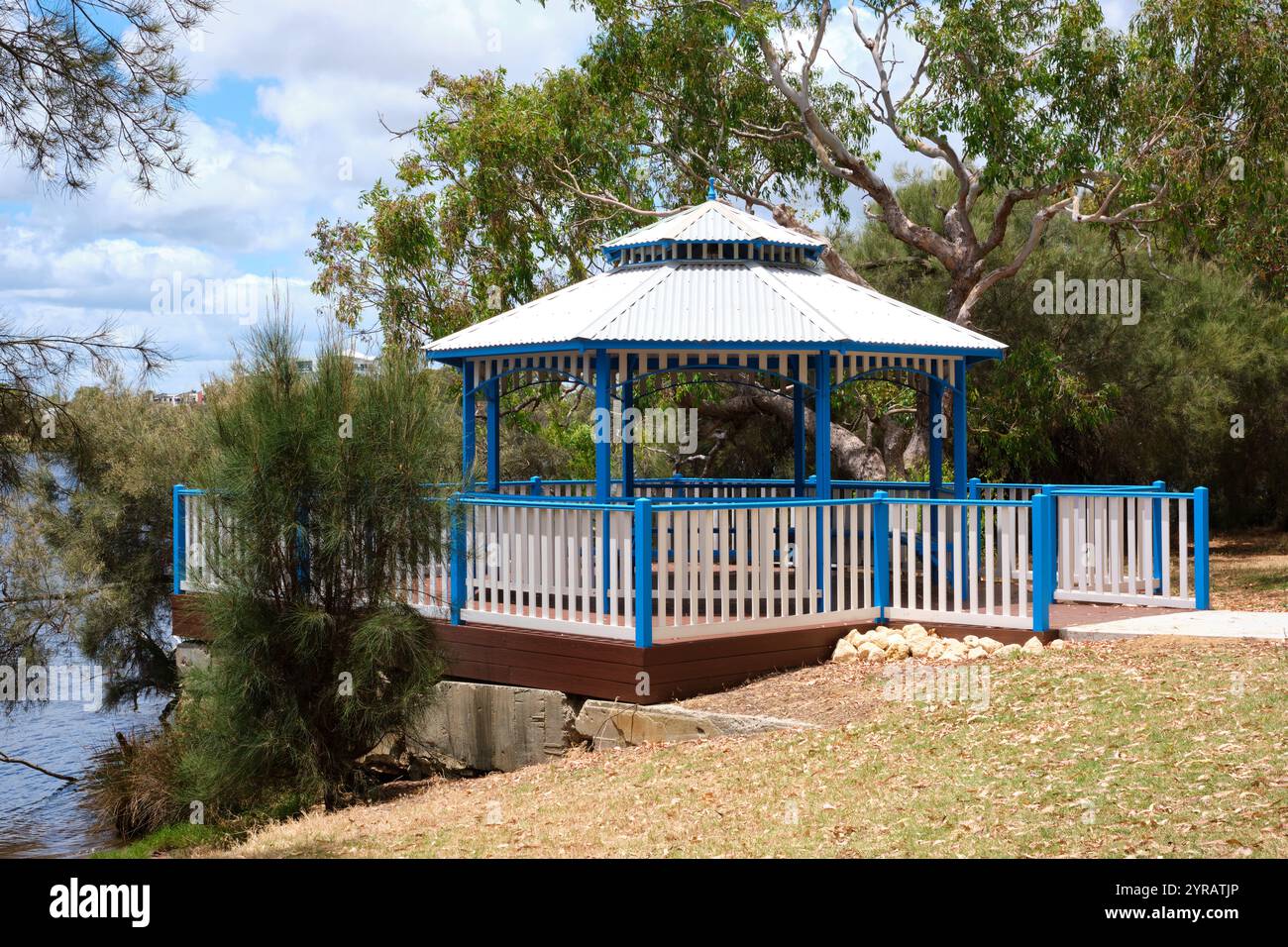 Eine blau-weiße Rotunde, Picknickplatz, Unterschlupf und Aussichtspunkt zwischen Bäumen am Swan River an der Küste der Maylands in Perth, Western Australia. Stockfoto