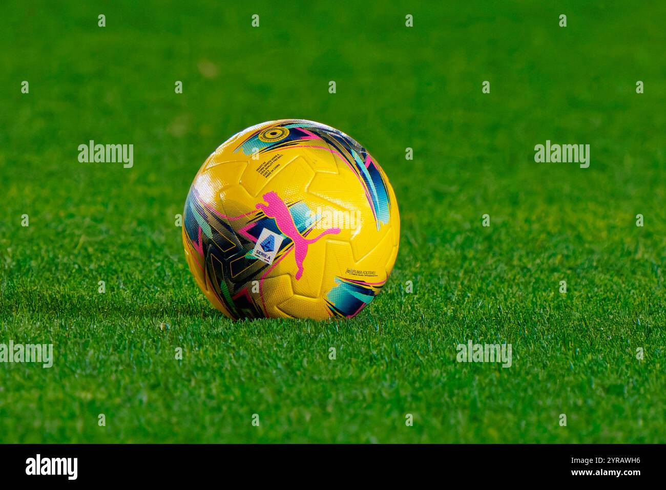 Offizieller Ball Serie A 2024 - 2025 während des Spiels US Lecce vs Juventus FC, italienische Fußball Serie A in Lecce, Italien, 01. Dezember 2024 Stockfoto