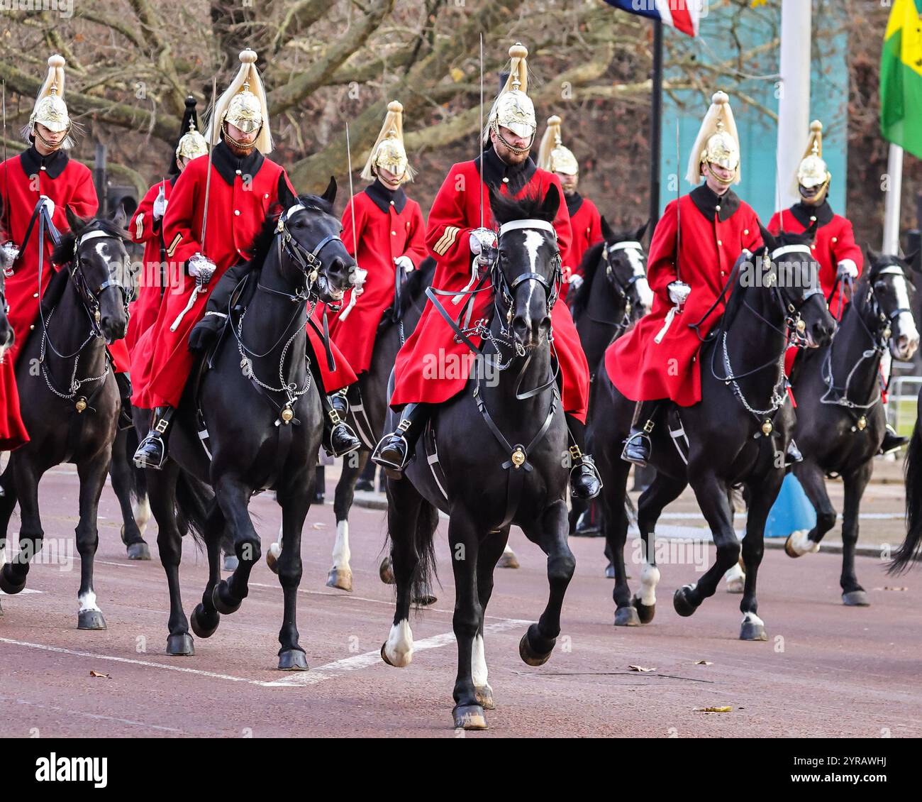 London, Großbritannien. Dezember 2024. Berittene Truppen fahren hinter den Wagen. König Karl III., Prinz und Prinzessin von Wales, William und Katharina, und Scheich Tamim bin Hamad Al Thani, der Emir von Qata und Scheich Jawaher bint Hamad bin Suhaim Al Thani, reisen mit der Kutsche entlang der Mall als Teil des Prozesses während des Staatsbesuchs des Emirs in Großbritannien, zu dem auch zeremonielle Präsentationen auf der Horse Guards Parade gehören. Quelle: Imageplotter/Alamy Live News Stockfoto