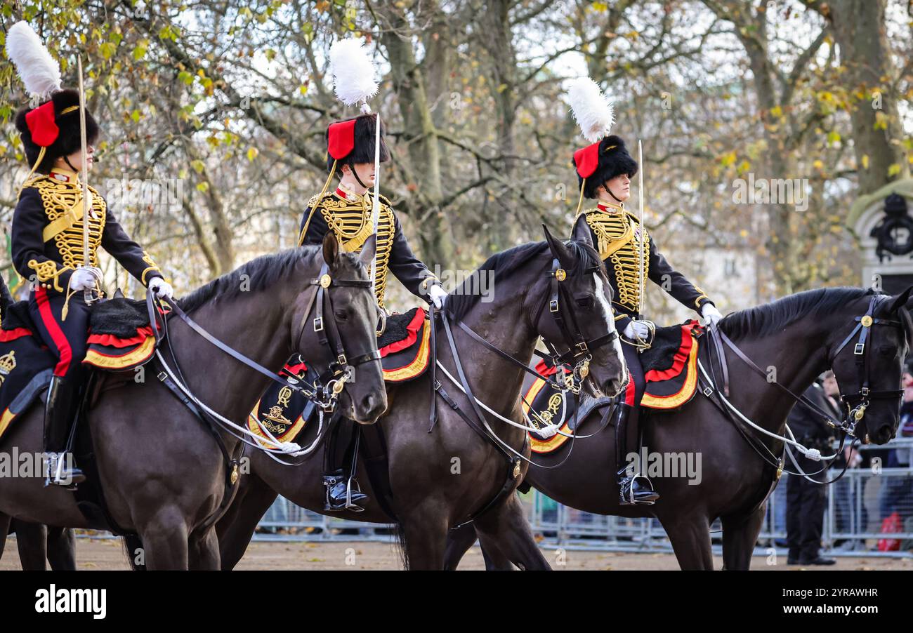 London, Großbritannien. Dezember 2024. Berittene Truppen fahren hinter den Wagen. König Karl III., Prinz und Prinzessin von Wales, William und Katharina, und Scheich Tamim bin Hamad Al Thani, der Emir von Qata und Scheich Jawaher bint Hamad bin Suhaim Al Thani, reisen mit der Kutsche entlang der Mall als Teil des Prozesses während des Staatsbesuchs des Emirs in Großbritannien, zu dem auch zeremonielle Präsentationen auf der Horse Guards Parade gehören. Quelle: Imageplotter/Alamy Live News Stockfoto